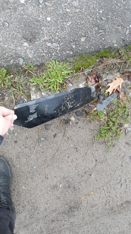 На місці аварії залишилися уламки автомобіля. Фото: Патрульна поліція Львівщини.