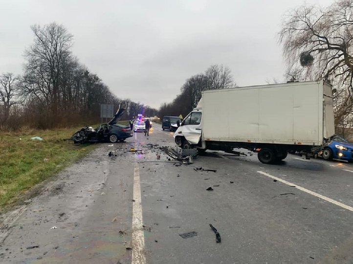 Удар був настільки сильний, що в одного з них відірвало дах, а в іншого - зім'яло кабіну. Фото: поліція Львівщини