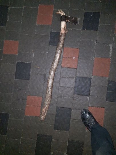 Саморобна сокира, якою відрубали палтці Івану Павлу ІІ у Дрогобиці. Фото поліції