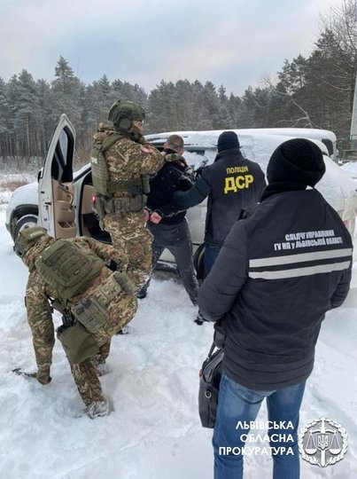 Львівські поліцейські затримали банду зі "смотрящим" за Червоноградським районом. Фото: Львівська обласна прокуратура