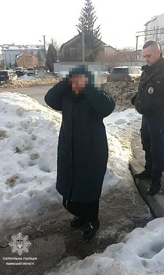 Біля кантора на Сихові у Львові мати з сином пограбували жінку. Фото: Патрульна поліція Львівської області