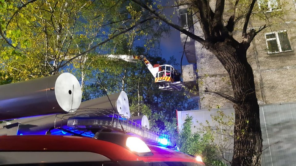 З львівської багатоповерхівки евакуювали більше сотні людей. Фото: ДСНС Львівщини.