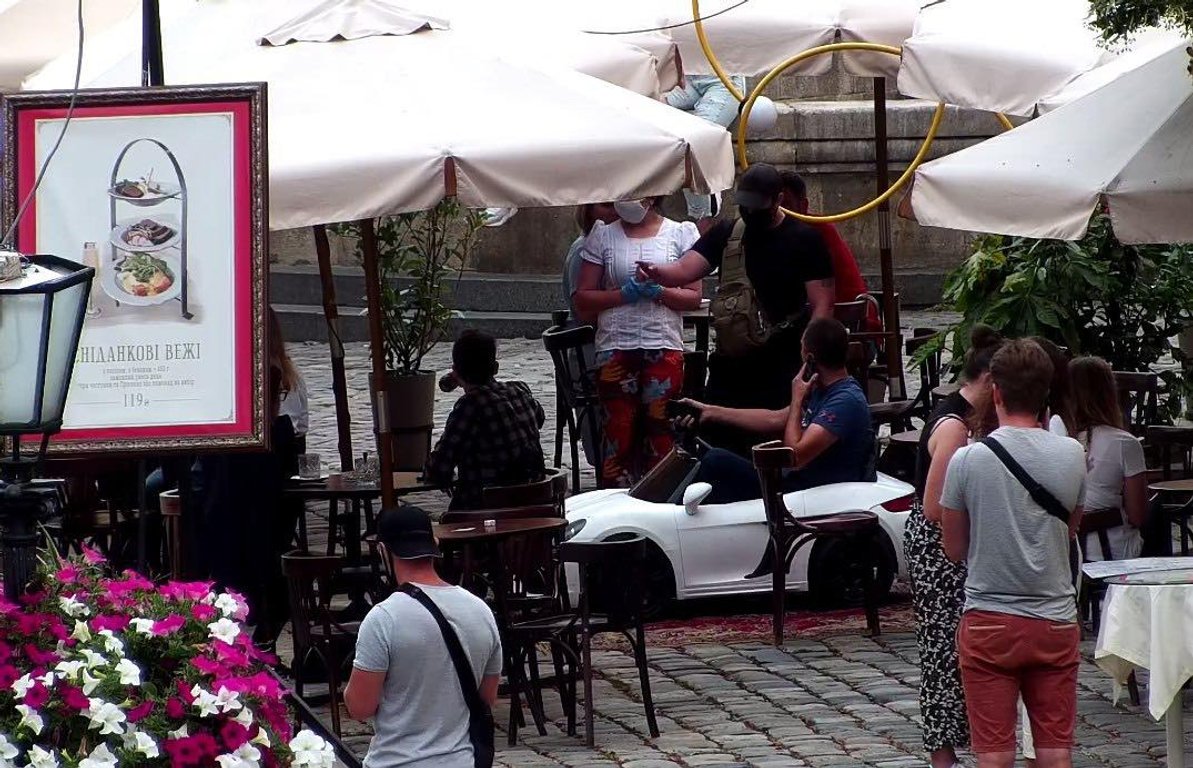 У центрі Львова знову почав працювати заборонений прокат електроавтомобілів. Фото: Муніципальна варта.