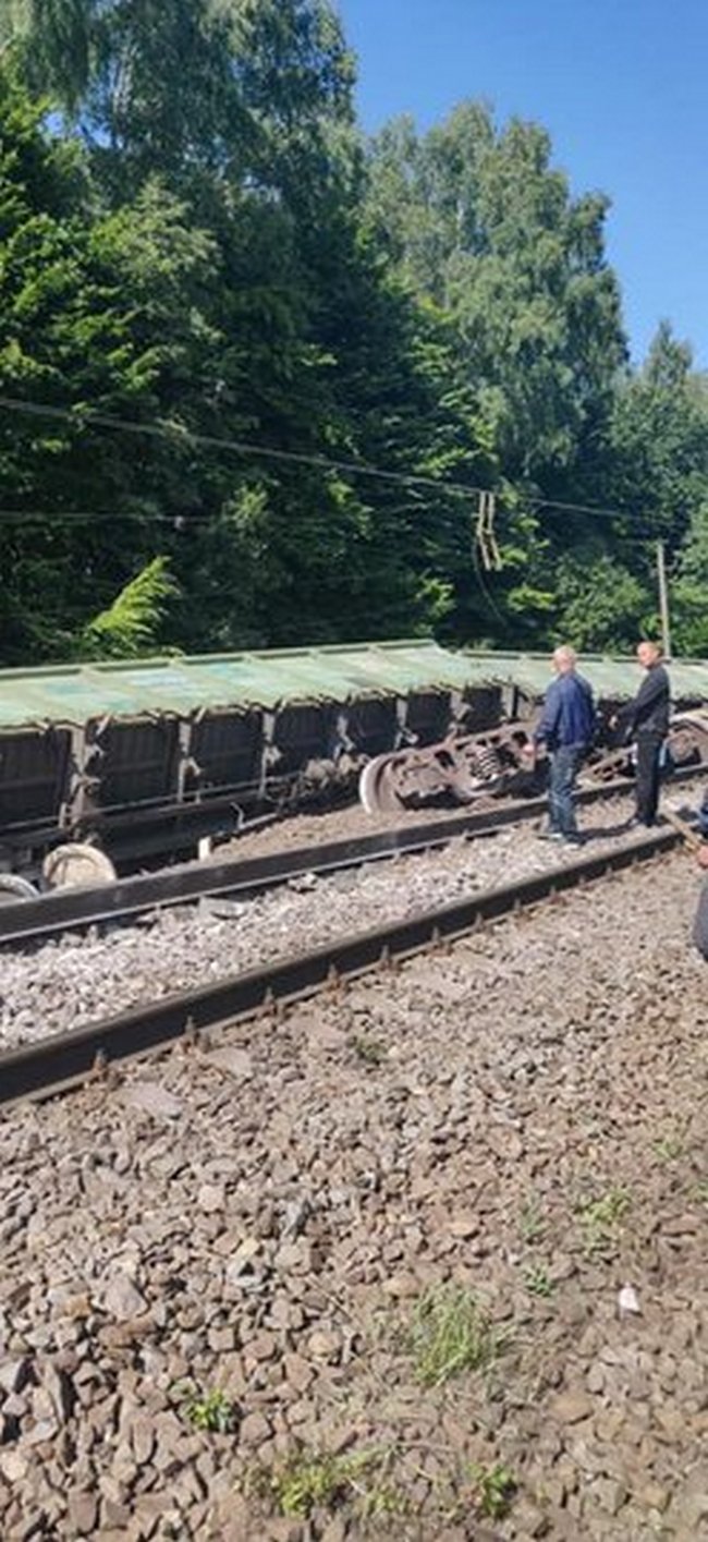 Біля Львова перекинувся вантажний потяг. Фото: Варта 1.