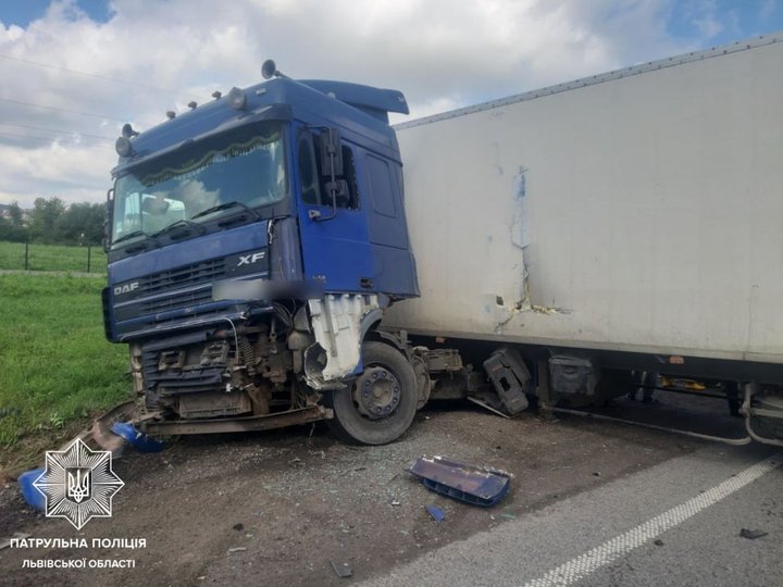 У масштабній ДТП біля Львова загинула дитина: фото трощі. Фото: поліція Львівщини.