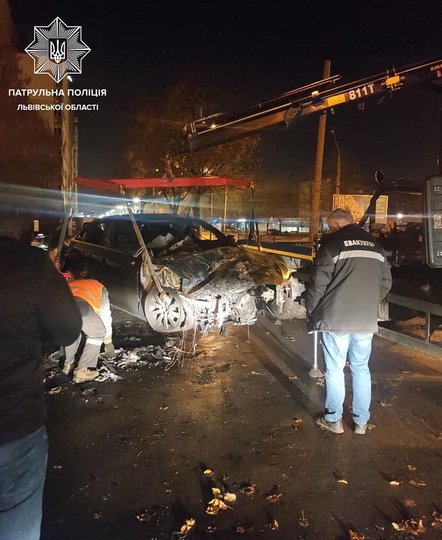 У Львові автомобіль зніс світлофор, влетів в огорожу храму та загорівся. Фото: facebook.com/Патрульна поліція Львівської області