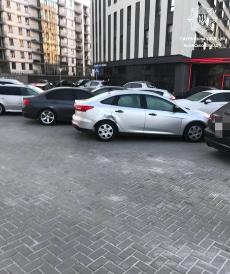 У Львові під час руху в автобуса відлетіло колесо, розтрощивши припаркований автомобіль. Фот: facebook.com/Патрульна поліція Львівської області