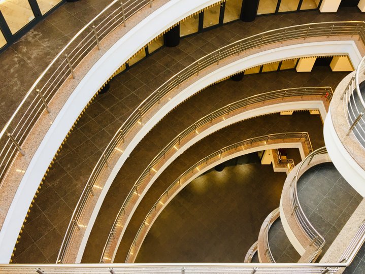 У центрі Львова виставили на продаж «будинок-унітаз»