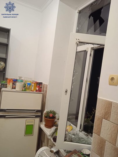 П'яний львів'янин, забувши, де подів собаку, почав кидати сусідці пляшки у вікно.