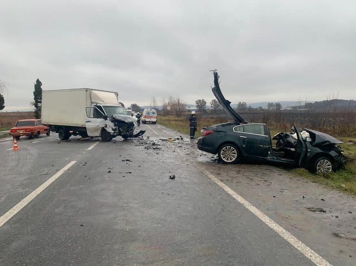 Водіїв "швидкими" доставили у лікарню. Фото: поліція Львівщини