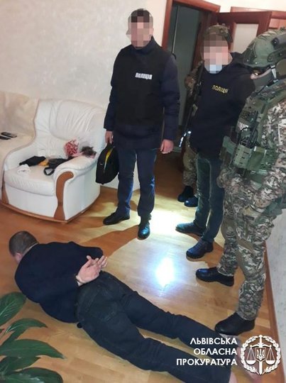 Львівські поліцейські затримали банду зі "смотрящим" за Червоноградським районом. Фото: Львівська обласна прокуратура