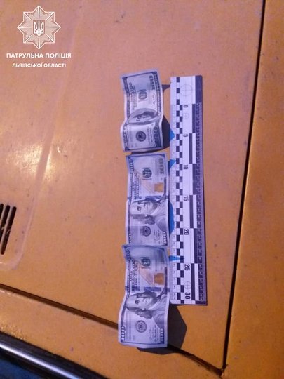 Біля кантора на Сихові у Львові мати з сином пограбували жінку. Фото: Патрульна поліція Львівської області