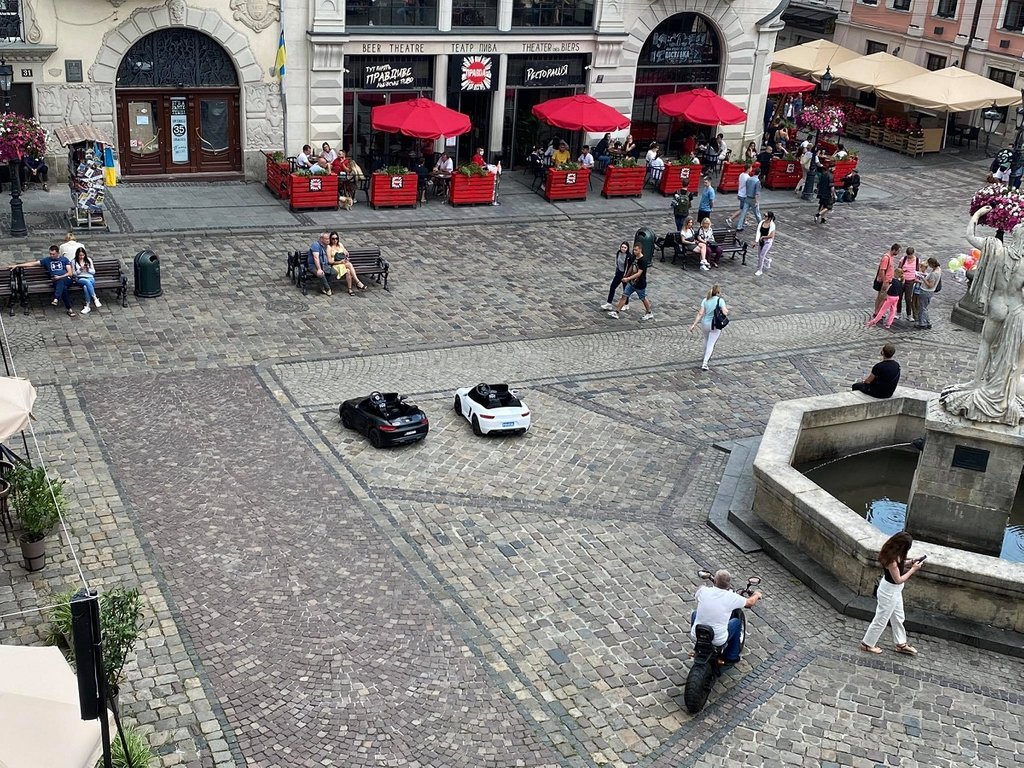 У центрі Львова знову почав працювати заборонений прокат електроавтомобілів. Фото: Муніципальна варта.