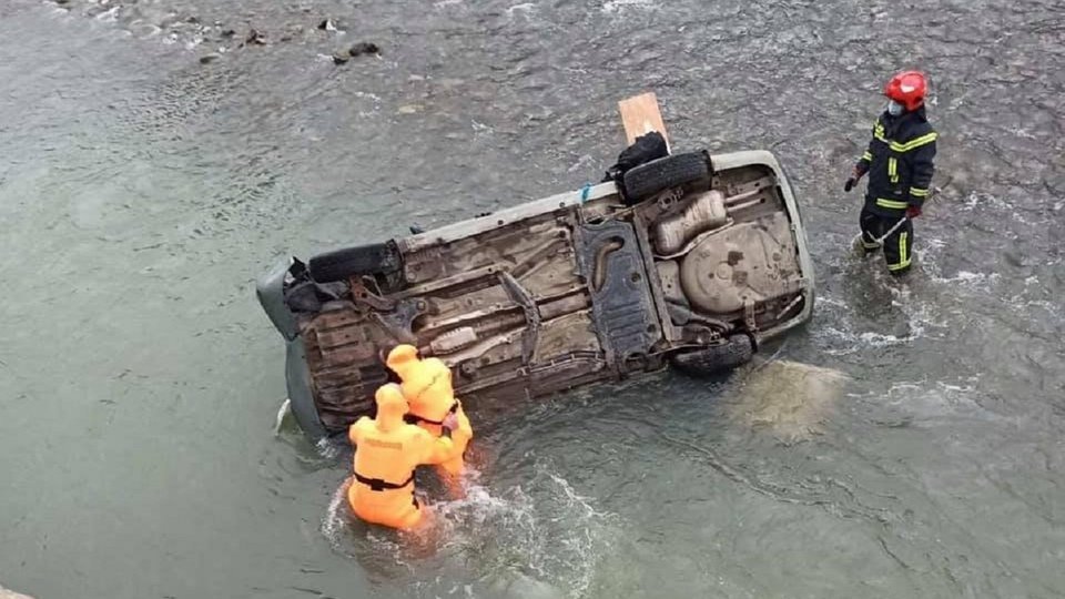На Львівщині внаслідок падіння автомобіля у річку загинула жінка. Фото: Варта 1.