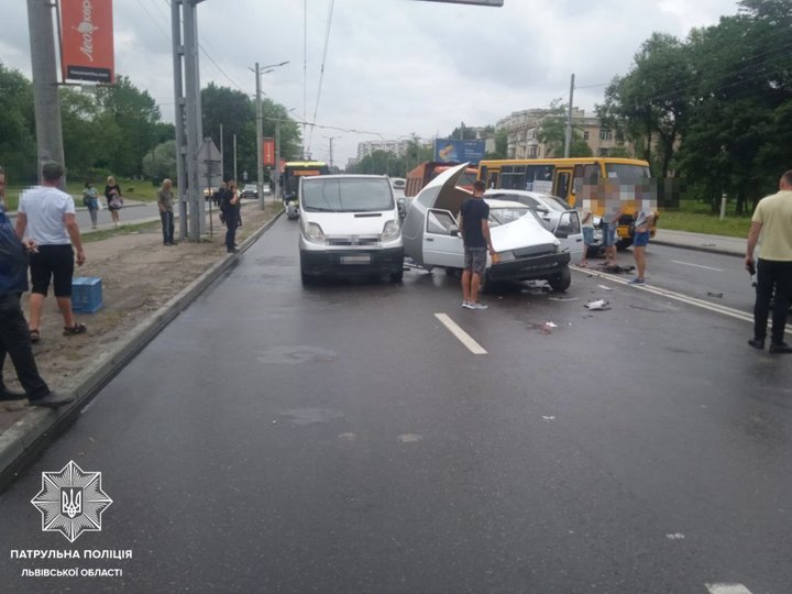 На перехресті вулиць Стрийська &ndash; Наукова у Львові зіткнулося шість автомобілів. Фото: Патрульна поліція Львівщини