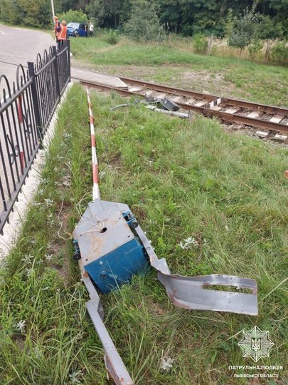 Біля Львова автомобіль зніс шлагбаум і вилетів на залізничну колію.