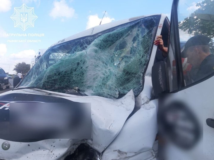 У масштабній ДТП біля Львова загинула дитина: фото трощі. Фото: поліція Львівщини.