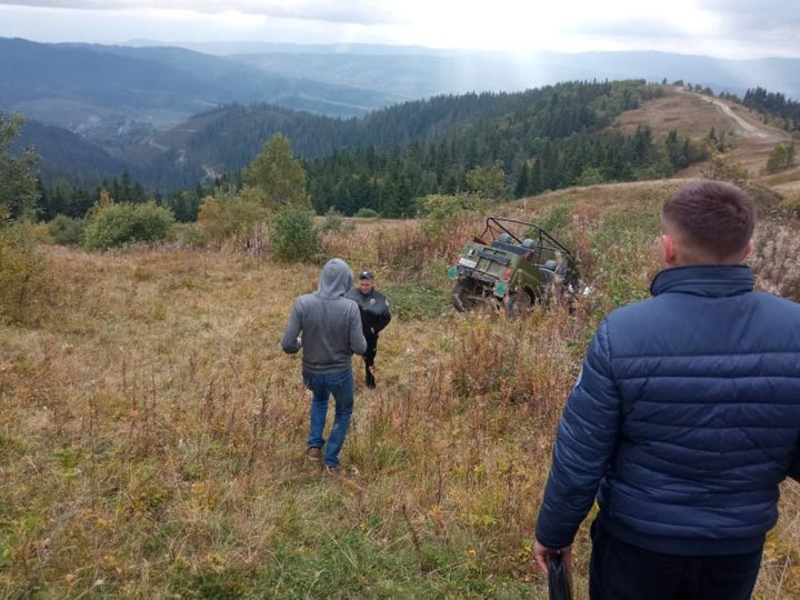 Четверо – у лікарні: на горі Високий Верх перекинувся автомобіль із туристами. Фото ДСНС.