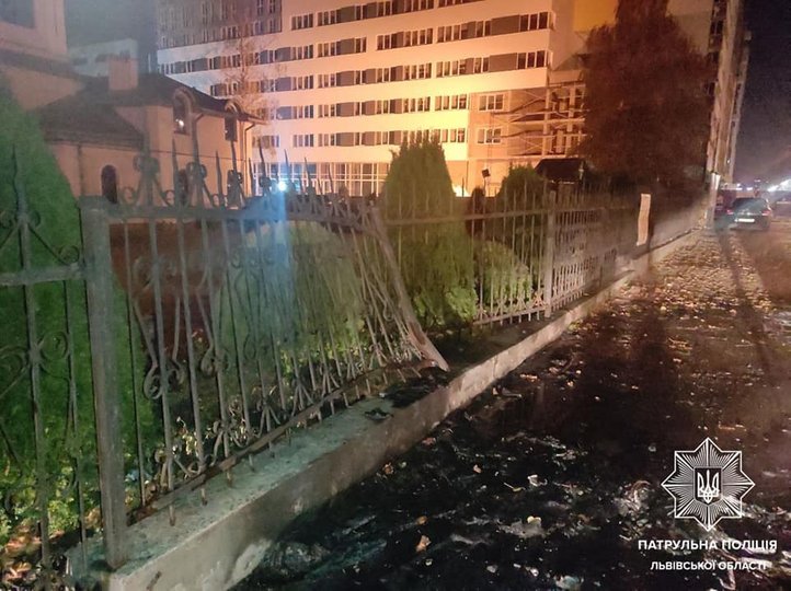 У Львові автомобіль зніс світлофор, влетів в огорожу храму та загорівся. Фото: facebook.com/Патрульна поліція Львівської області