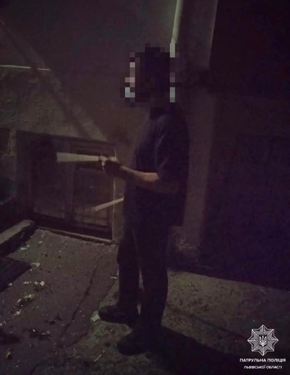 П'яний львів'янин, забувши, де подів собаку, почав кидати сусідці пляшки у вікно.