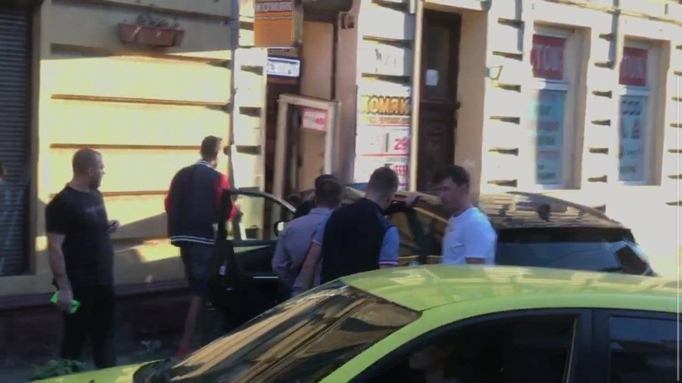 У Львові Renault Kadjar в&rsquo;їхав у двері магазину, розтрощив їх і застряг. Фото: Поліція Львівщини.