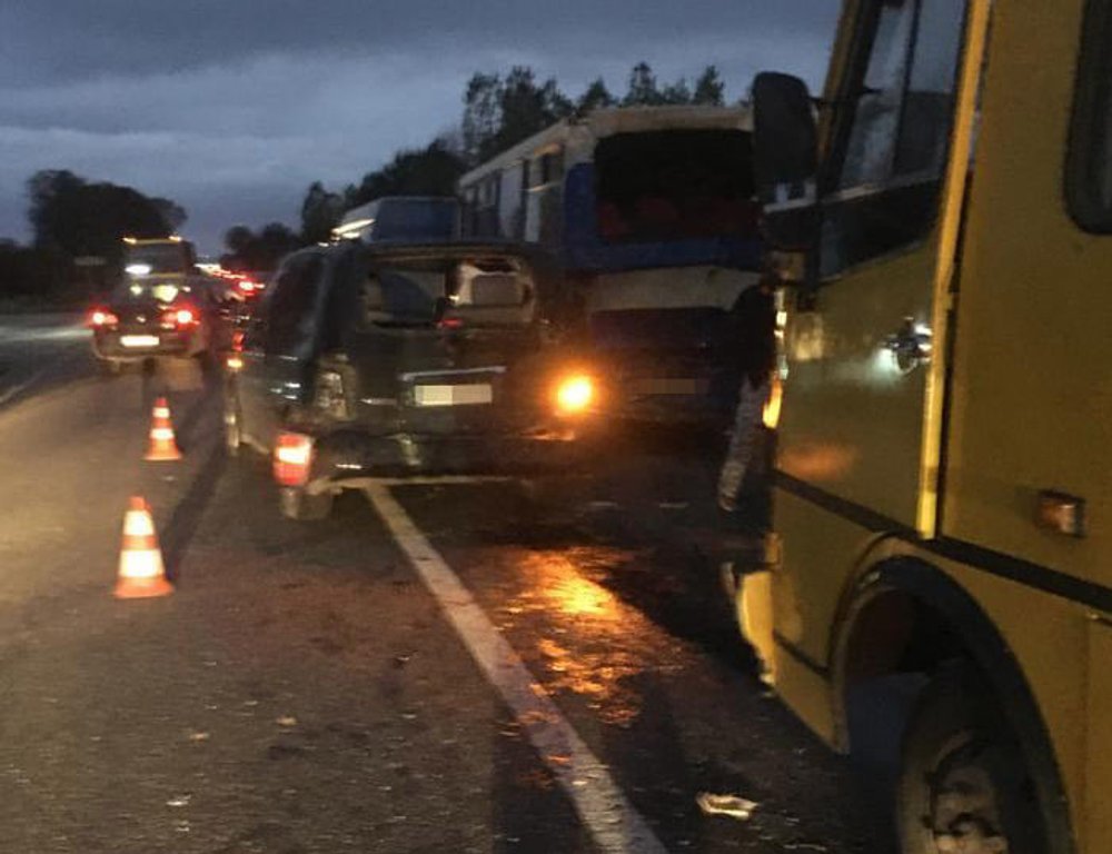 У масштабній ДТП біля Львова постраждали семеро людей. Фото: поліція Львівщини.