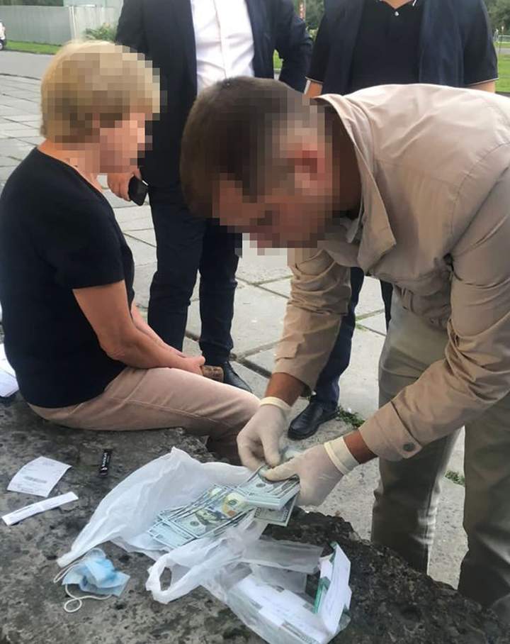 Серед вулиці у Львові відбулося масштабне затримання жінки за участі працівників СБУ та ДБР. Фото: ДБР.