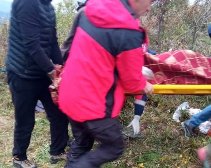 Четверо – у лікарні: на горі Високий Верх перекинувся автомобіль із туристами. Фото ДСНС.