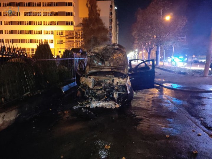 У Львові автомобіль зніс світлофор, влетів в огорожу храму та загорівся. Фото: lv.dsns.gov.ua