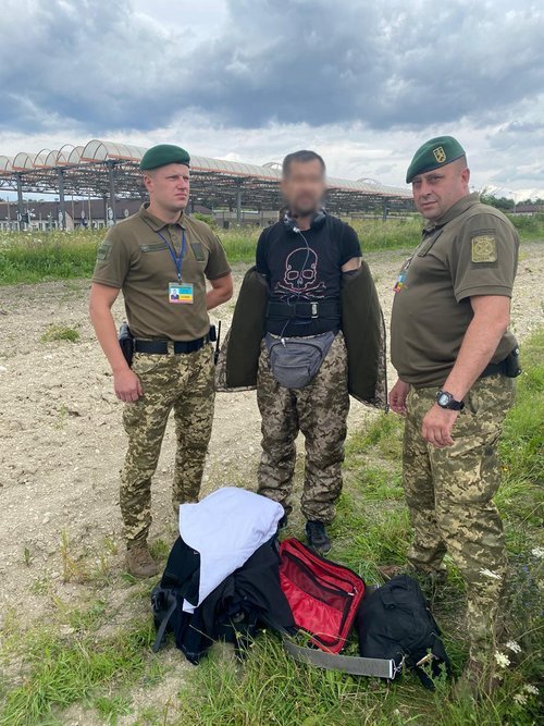 Українські прикордонники затримали нелегала у своїй формі. Фото: Держприкордонслужби. 