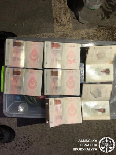 Львівські поліцейські затримали банду зі "смотрящим" за Червоноградським районом. Фото: Львівська обласна прокуратура