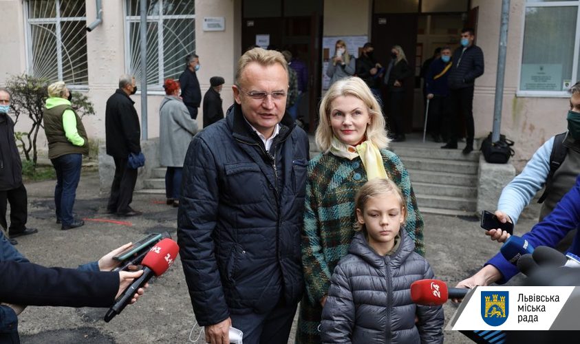 Забув вдома паспорт: Андрій Садовий не зміг проголосувати за себе. Фото: Львівська міськрада.