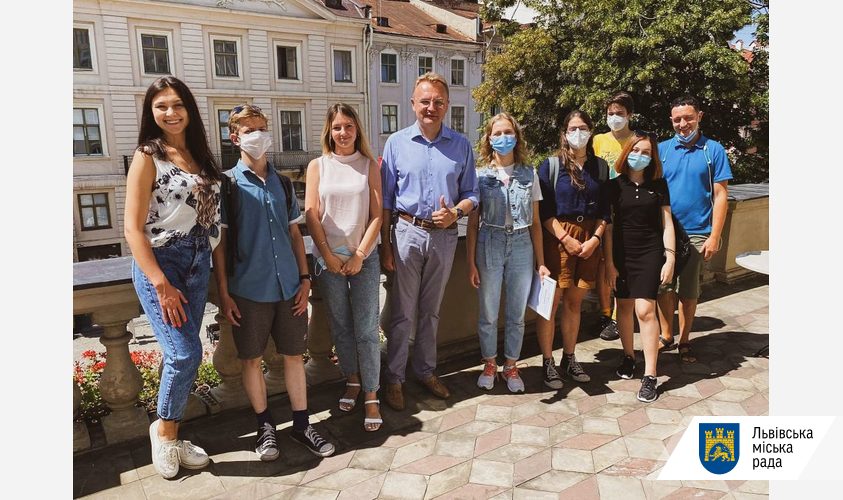 Львів’ян і туристів кличуть на екскурсію у міськраду.