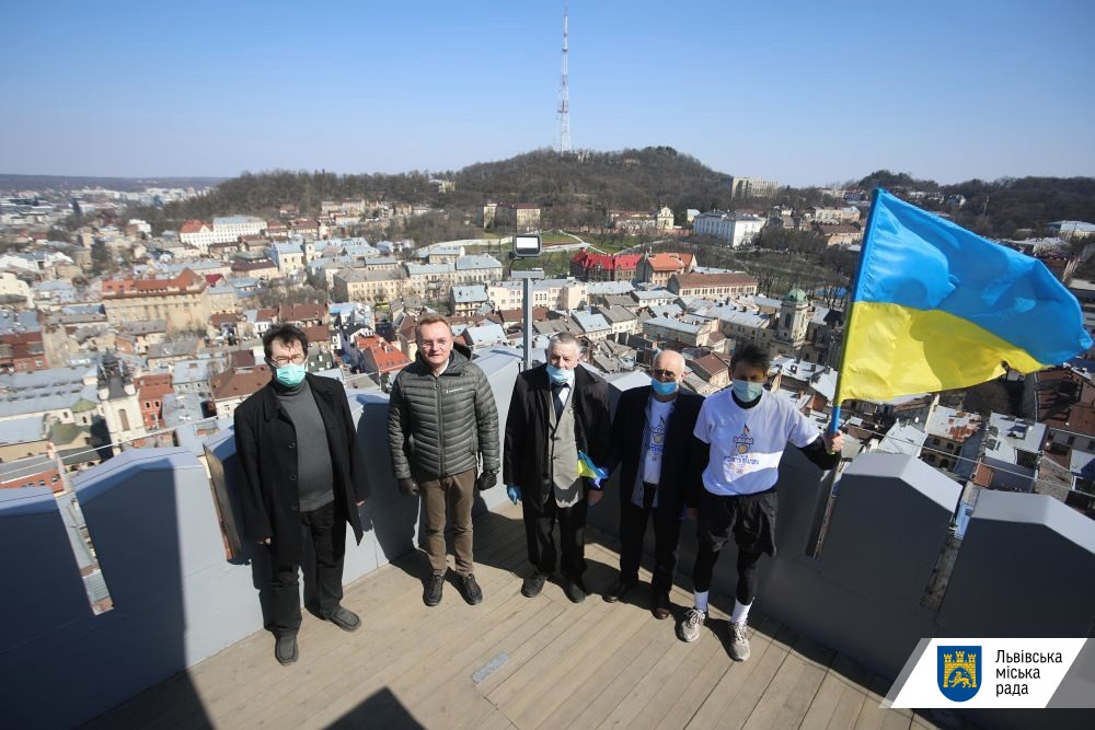 Львів святкує 30-ту річницю підняття українського стяга над ратушею.