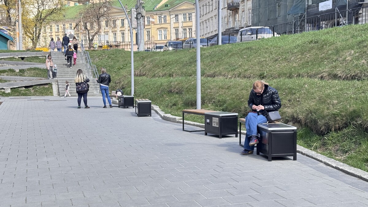 Відпочити та підзарядитися: Де у Львові є лавки з сонячними батареями.