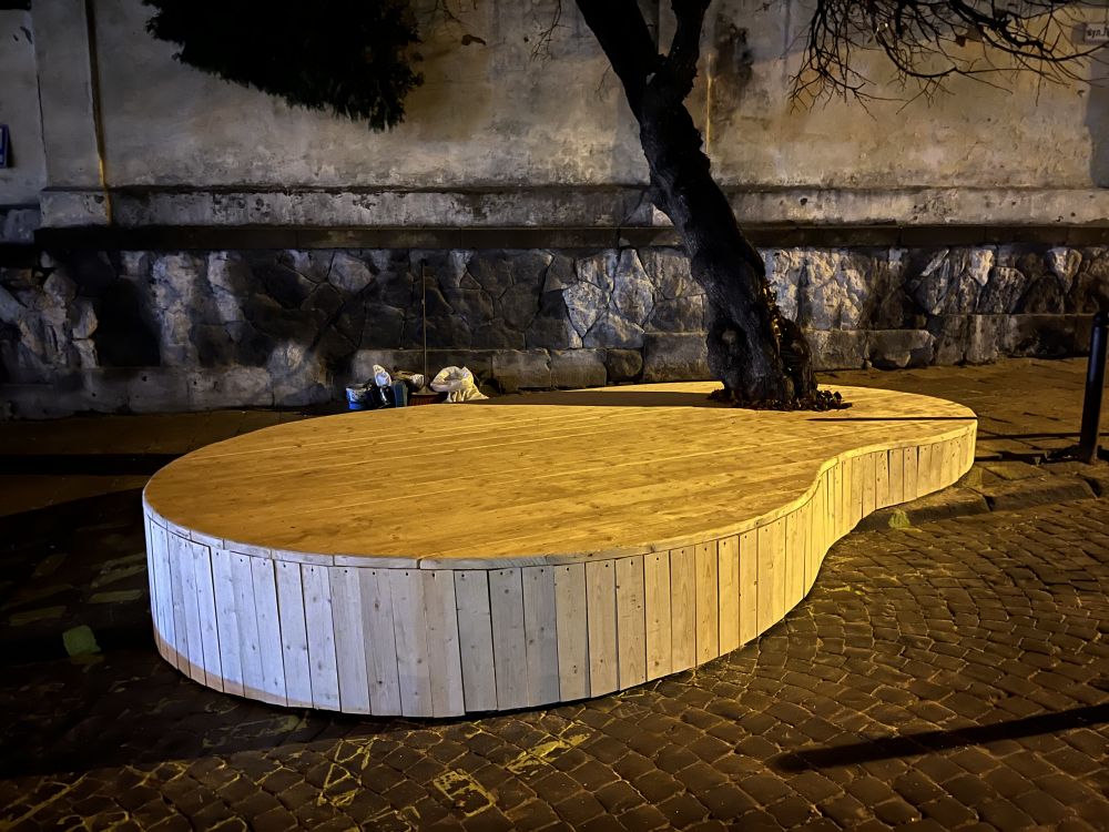 Біля церкви святого Антонія у Львові встановили незвичайну лавку.