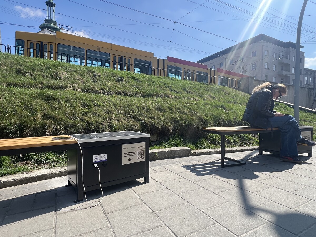 Відпочити та підзарядитися: Де у Львові є лавки з сонячними батареями.