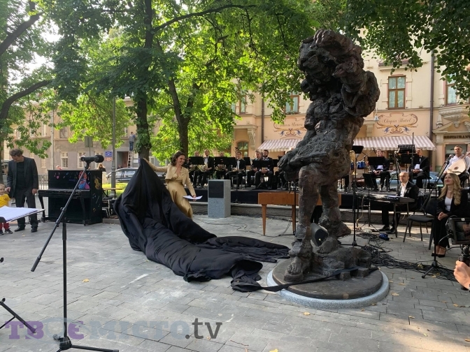 На площі Маланюка у Львові встановили пам'ятник Францу Ксаверу Моцарту. Фото: Твоє місто.