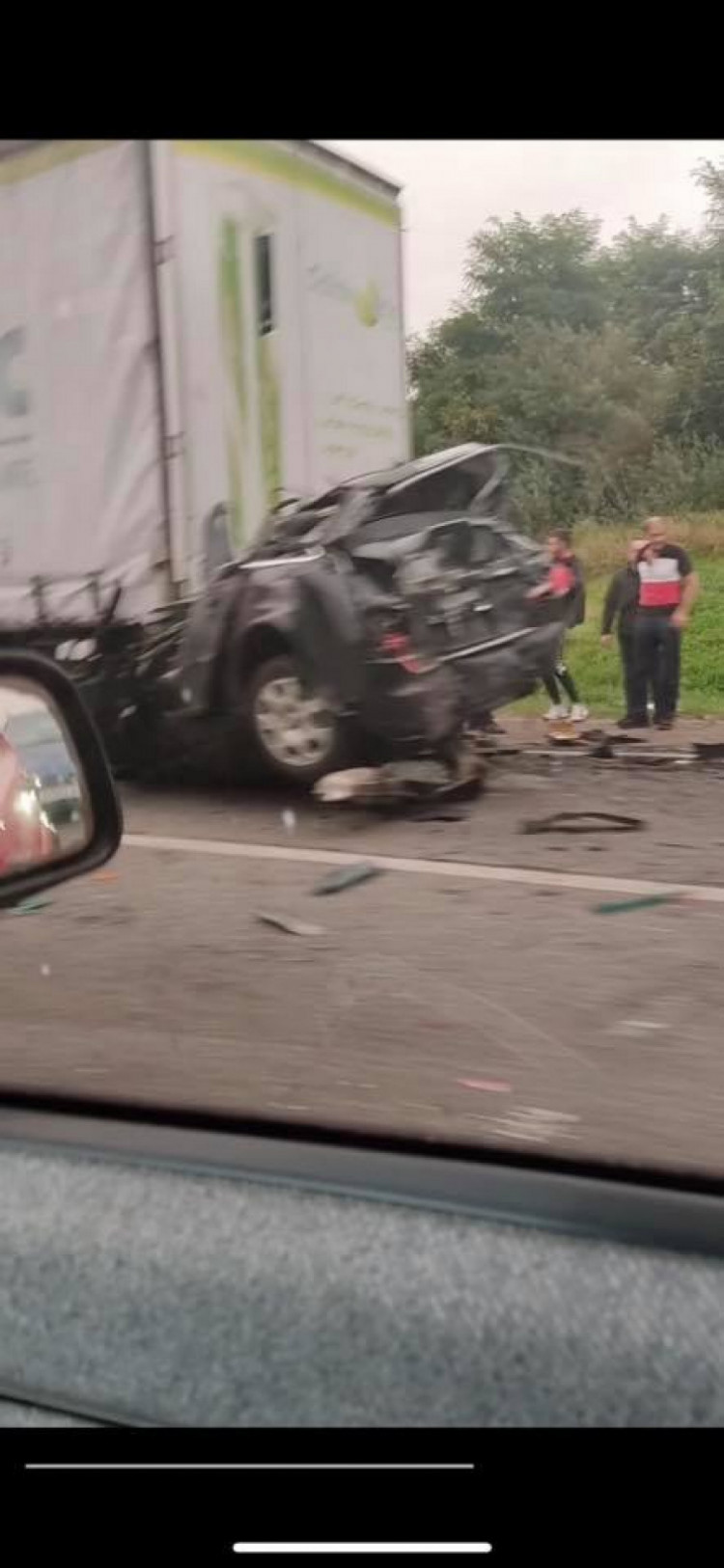 Біля Львова вантажівки розчавили легковик: загинув 29-річний чоловік