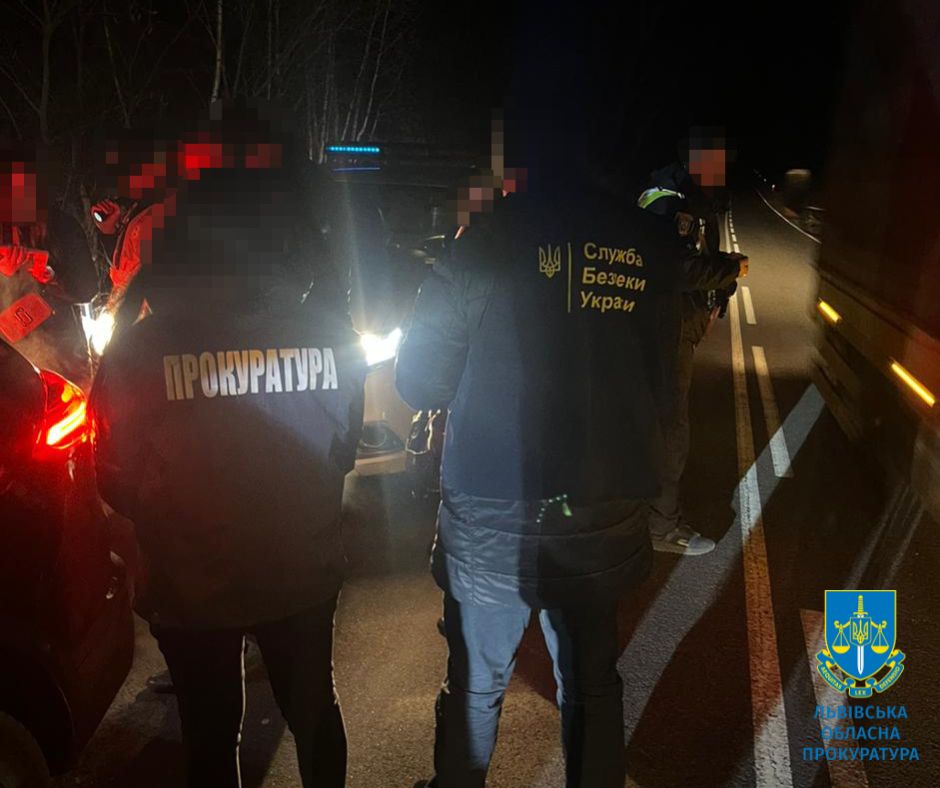 В автомобілі інспекторки Львівської митниці вилучили пів мільйона гривень.