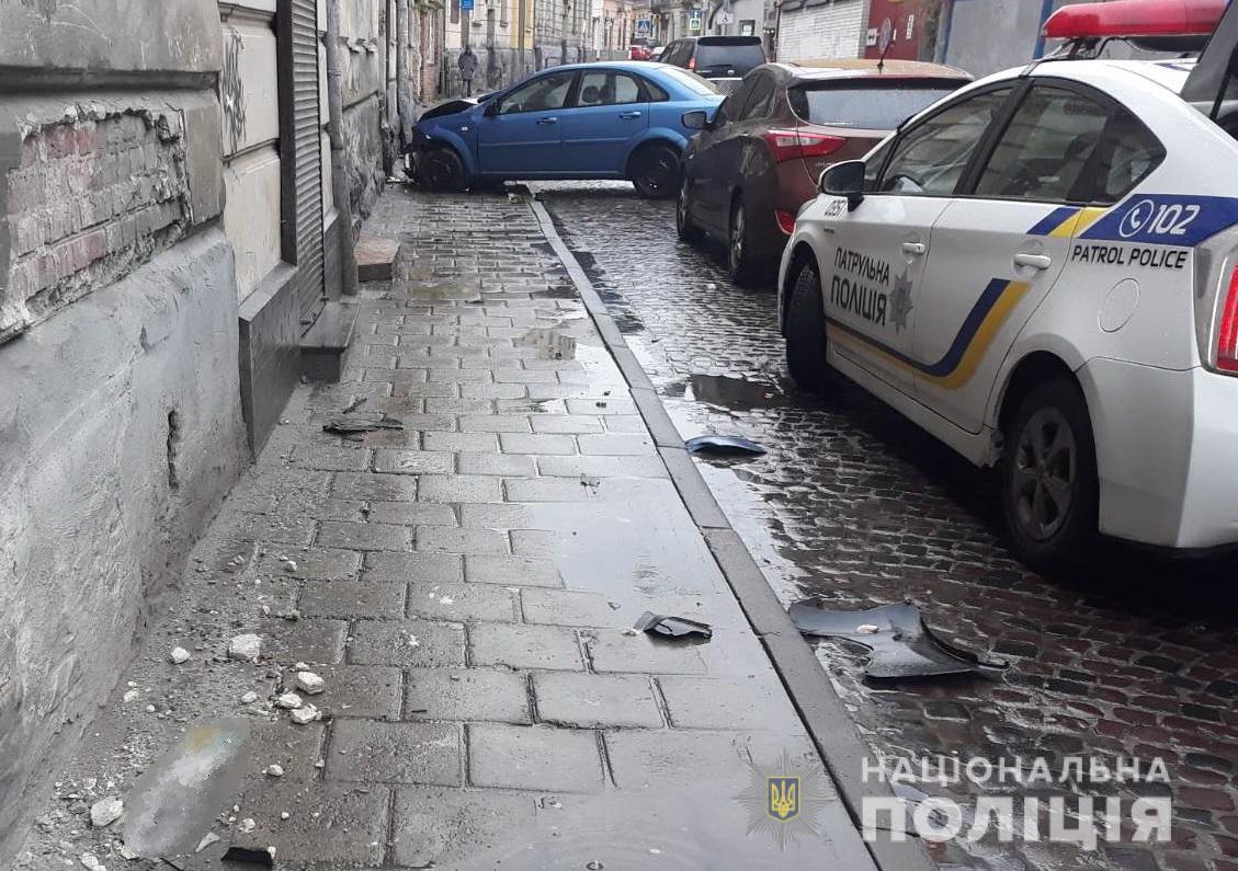 Внаслідок ДТП на Джерельній у Львові постраждав водій. Фото поліції Львівщини.