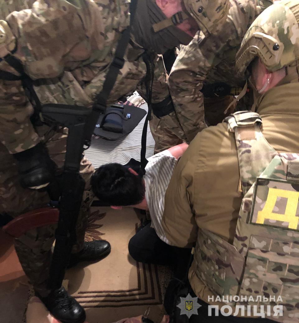 Аби правоохоронці не могли його знайти, чоловік заховався у шафу.