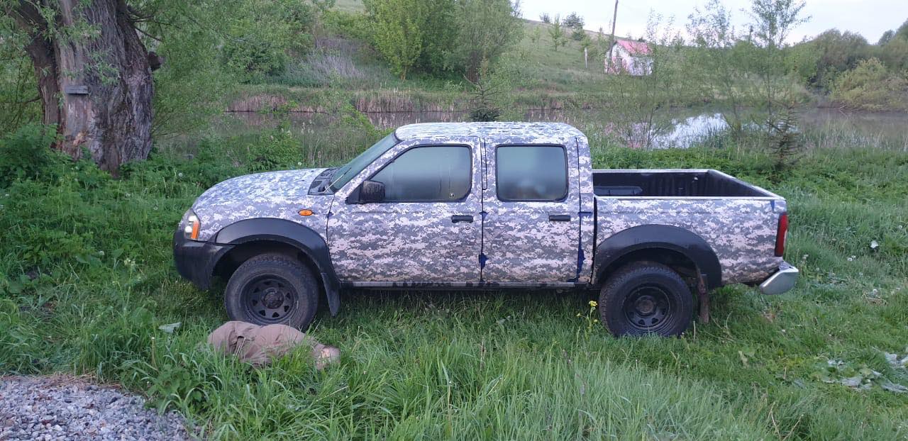 Одного з чоловіків застрелили вже біля автомобіля. Фото: detective-info.com.ua.