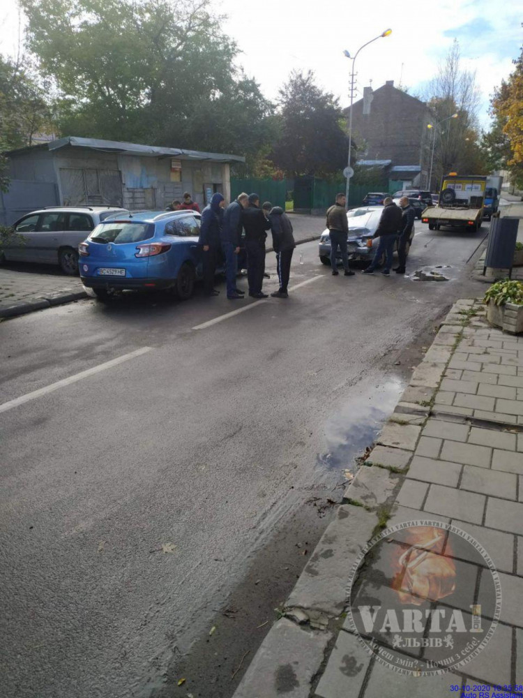 У ДТП на Жовківській у Львові постраждали люди. Фото: Ігор Зінкевич.