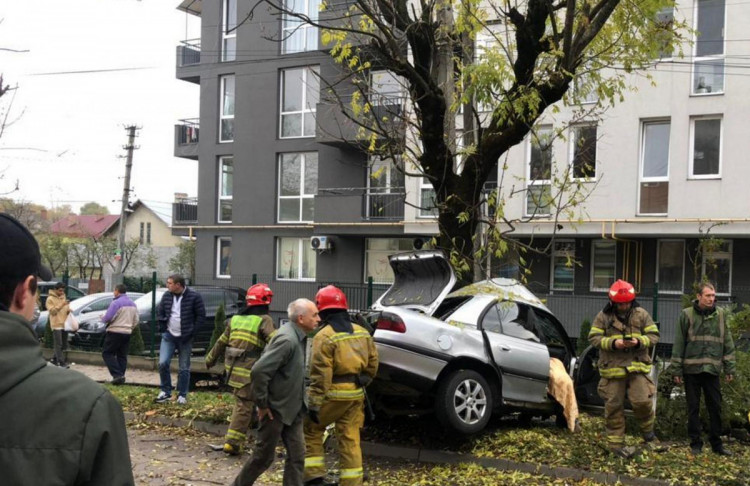 Врізався у дерево: на Левандівці загинув 32-річний чоловік. Фото: Варта 1.