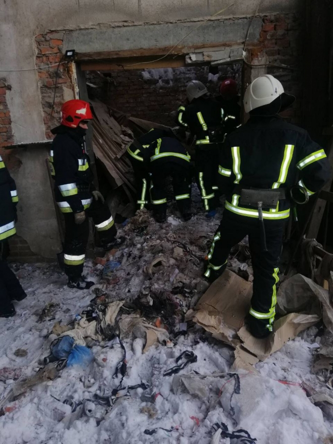 Внаслідок обвалу даху у Львові загинув чоловік. Фото ДСНС Львівщини.