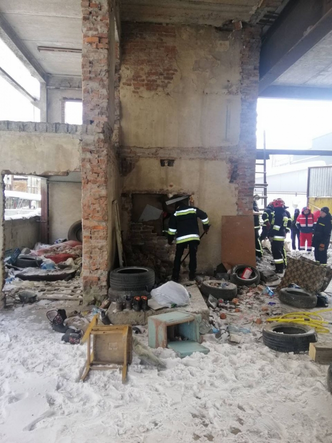 Внаслідок обвалу даху у Львові загинув чоловік. Фото ДСНС Львівщини.