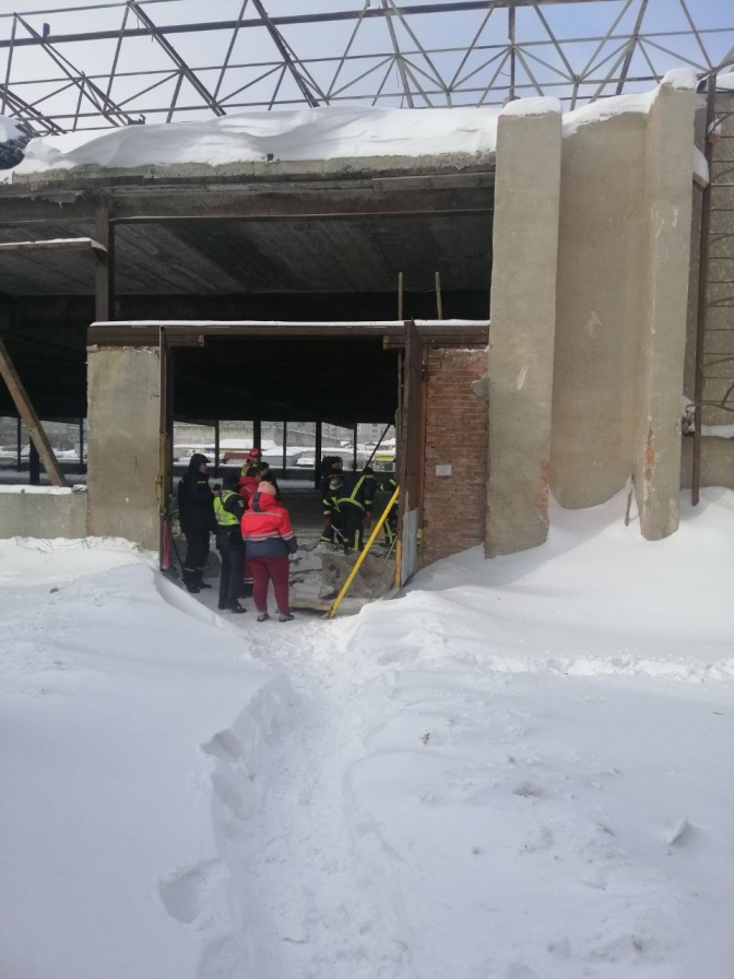 Внаслідок обвалу даху у Львові загинув чоловік. Фото ДСНС Львівщини.