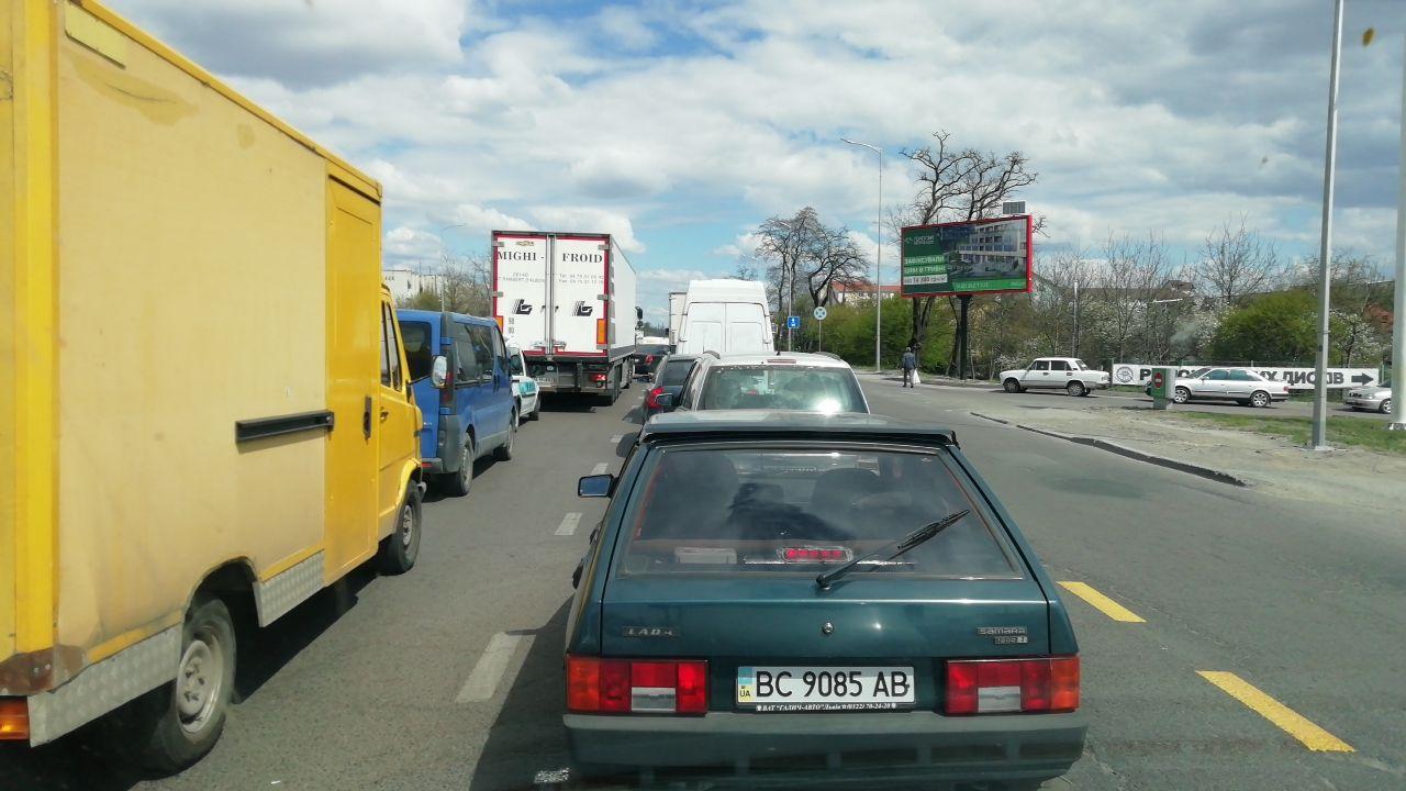 Дорога зі Львова у бік Городка завмерла у заторах. Фото "Варта 1".