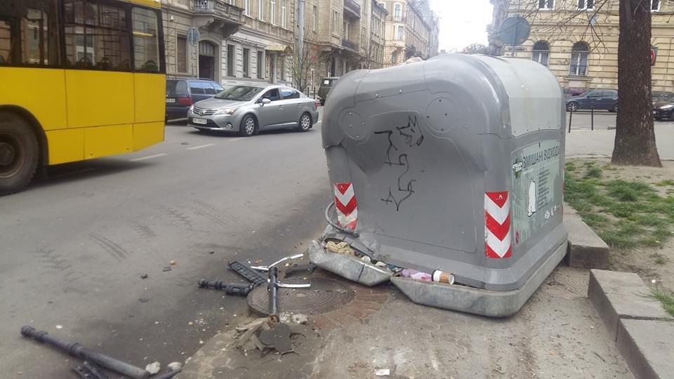 Пропускав кота: у Львові позашляховик зніс захисні стовпці і в’їхав у сміттєвий контейнер.